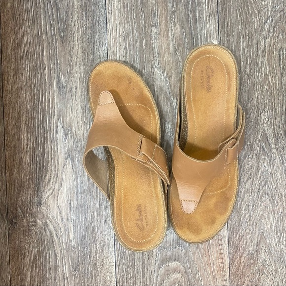 CLARKS ARTISIAN LADIES TERMIRA WEST LEATHER CAMEL THONG WEDGE SANDALS SIZE 10 - Picture 6 of 11